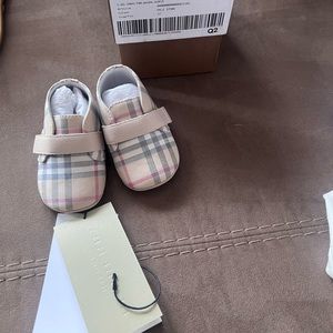 New Burberry Infant Crib Shoes Sz 17